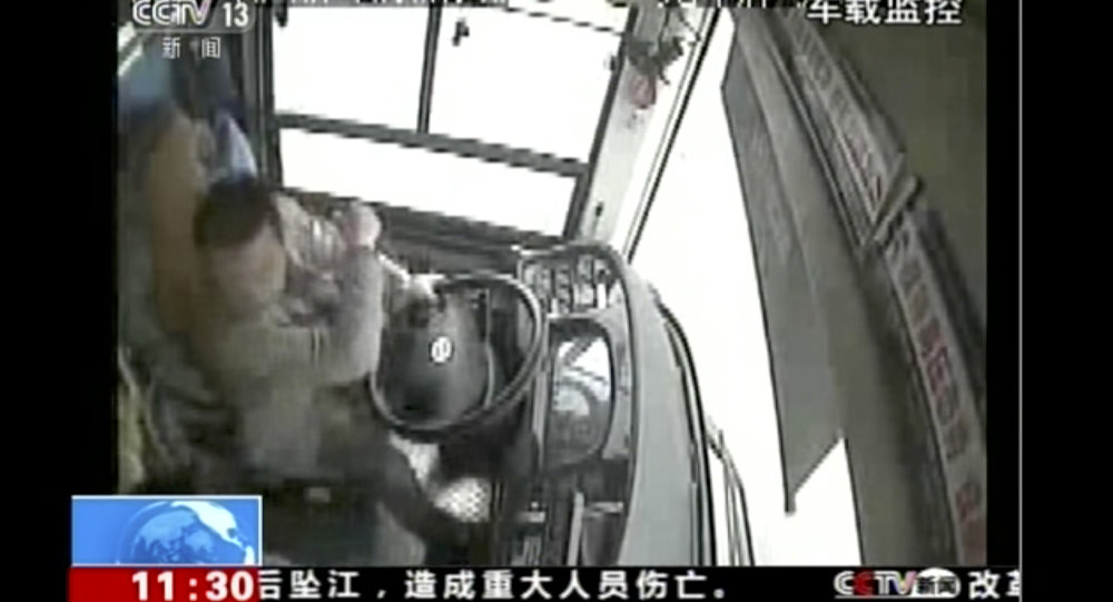 حادثة مروعة.. . سقوط حافلة في