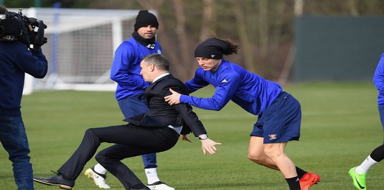 ديفيد لويز يضرب مذيعا في قناة