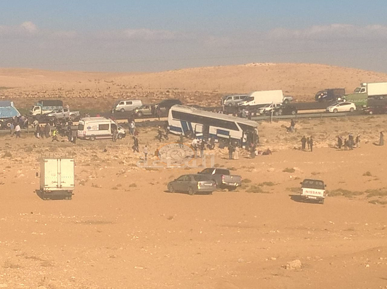 40 إصابة بتصادم 3 تريلات وحافلة