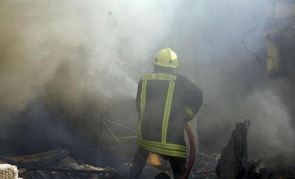 حريق مستودع نجارة أخشاب وأعلاف في