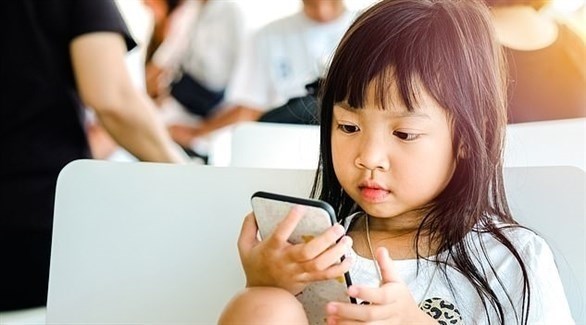 طفلة تفرغ حساب والدتها البنكي باستخدام