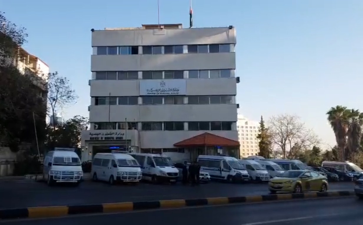 موظفو البلديات يطالبون برحيل وليد المصري