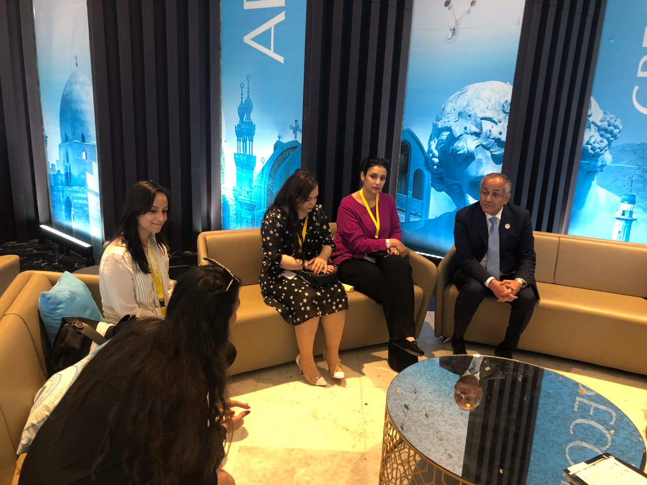 العايد يلتقي الشباب الأردنيين المشاركين في