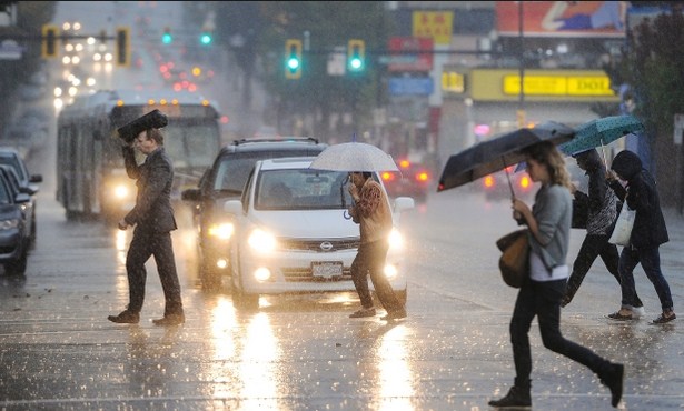 عاصفة قوية تضرب كندا تتسبب بانقطاع