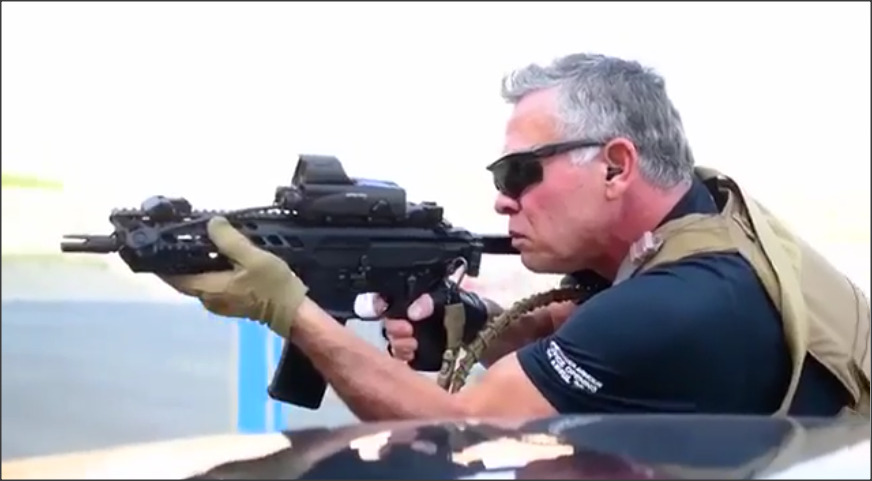 قوات الدرك تهدي الملك هذه «الشيلة»