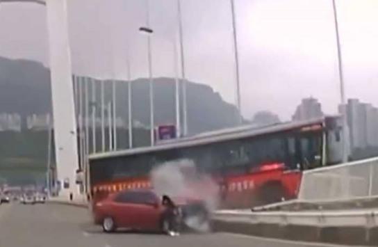 شجار داخل حافلة ينتهي بـ 13