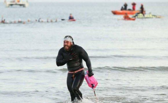 سبّاح بقي 157 يوميا في الماء