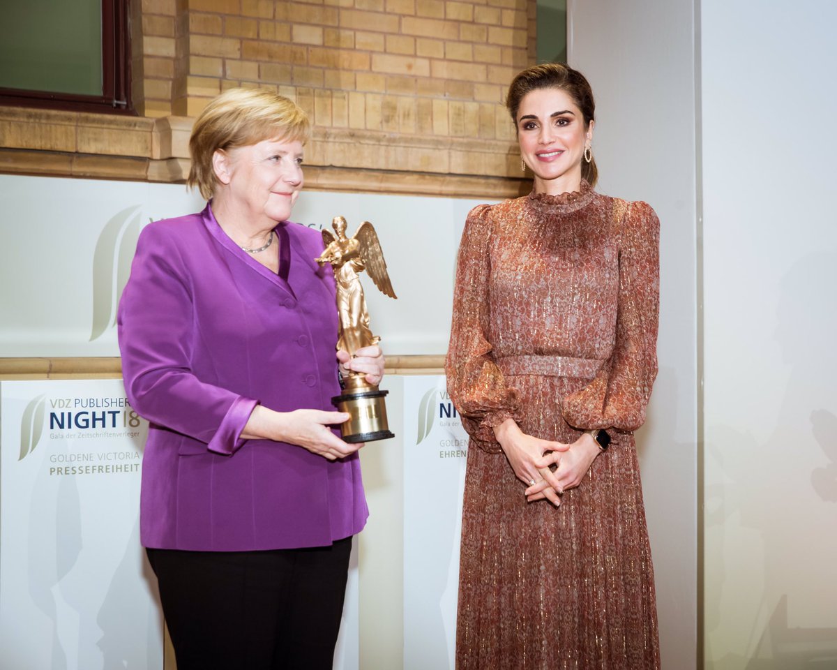 الملكة رانيا تسلم المستشارة الألمانية أنجيلا