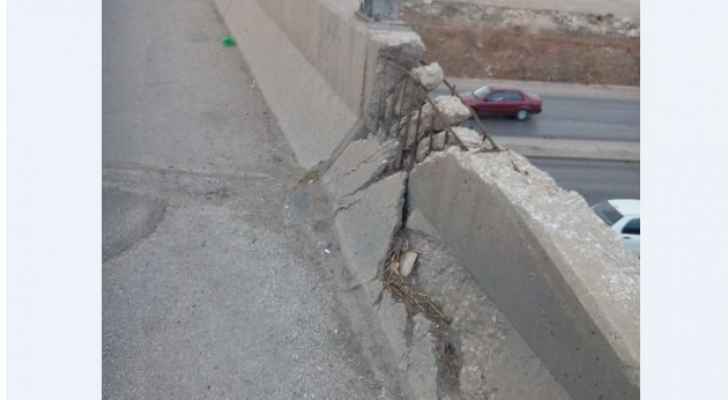 تصدعات في جسر الجويدة (صور)