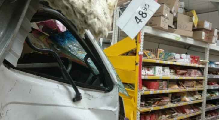 شاحنة تقتحم متجرا كبيرا في روسيا