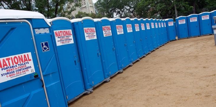 السجن لموظفين سرقا 100 مرحاض متنقّل‎