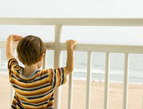 وفاة طفل سقط من نافذة فندق