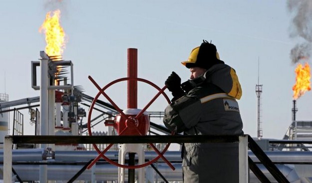 النفط ينخفض