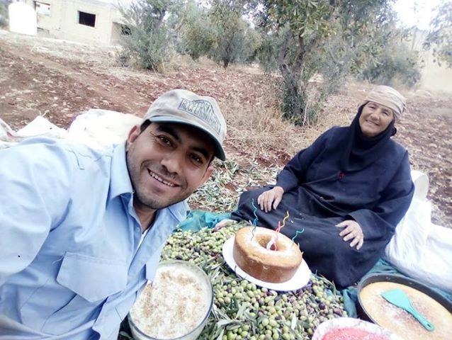 بالصور .. عسكري يفاجئ والدته بعيد