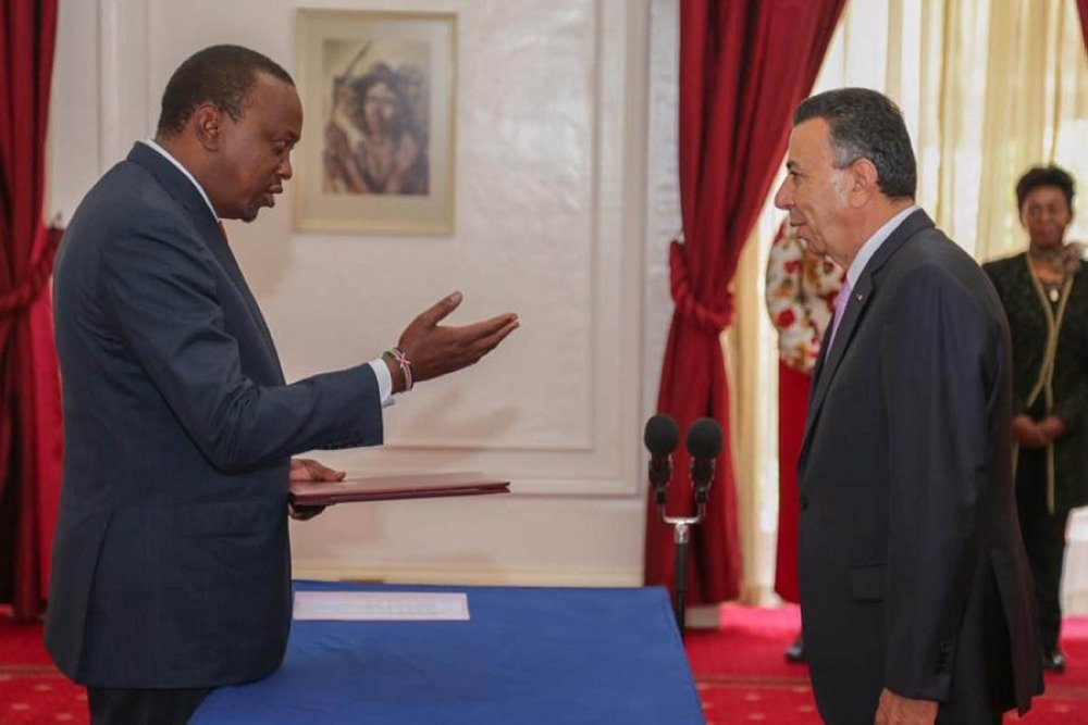 السفير عربيات يقدم اوراق اعتماده للرئيس