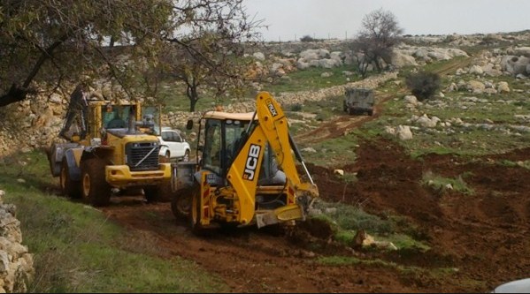 الاحتلال يهدم مساكن بالقدس ويدمر طريقا