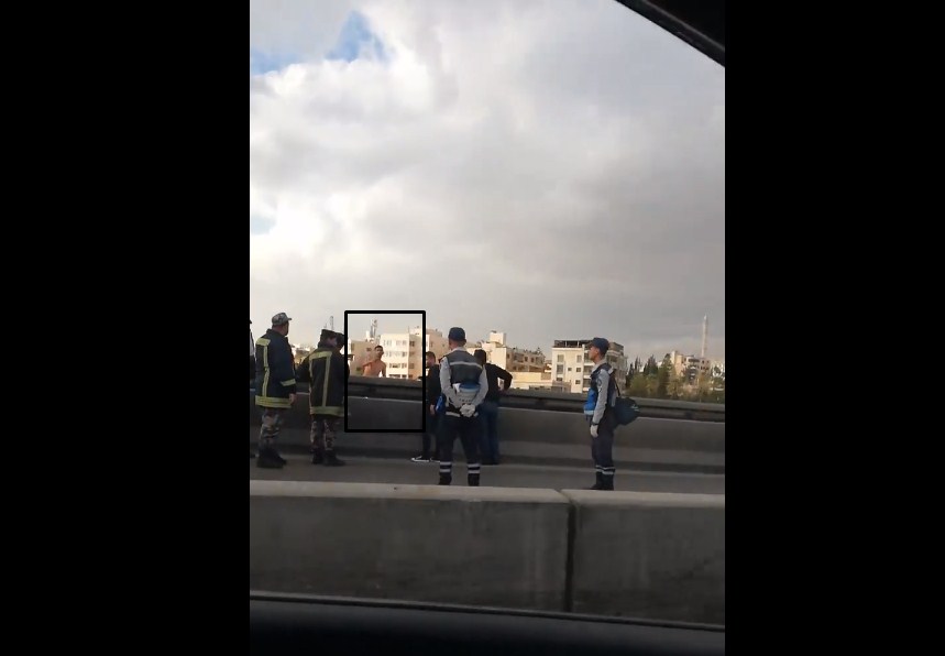 شاب يهدد بالانتحار من أعلى جسر