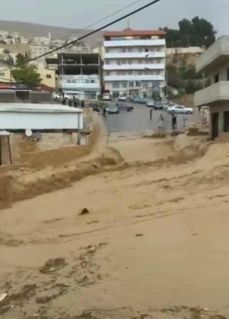 الدفاع المدني يتعامل مع حالات مداهمة