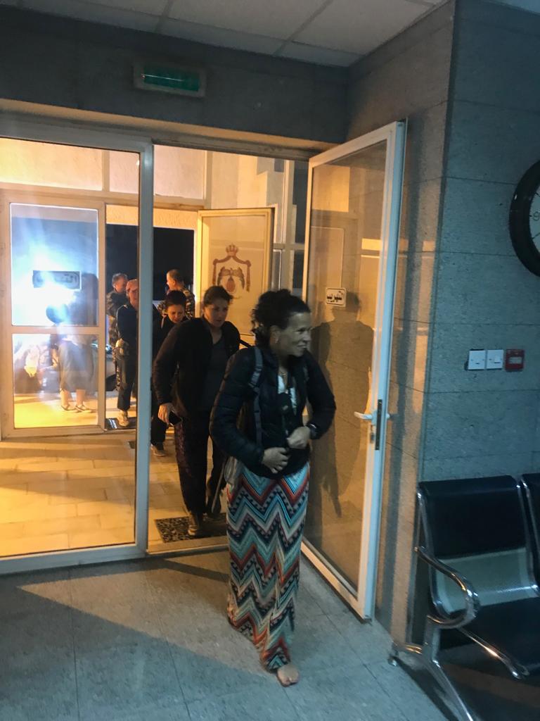 «نشامى الجمارك» يخلون 10 سواح كنديين