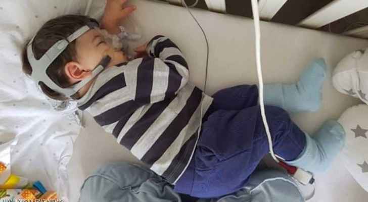 ممنوع من النوم.. طفل يواجه أصعب
