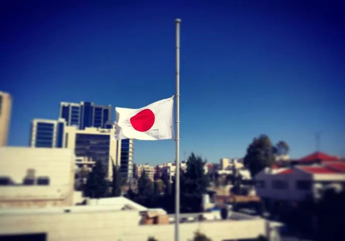 السفارة اليابانية في الأردن تنكس أعلامها