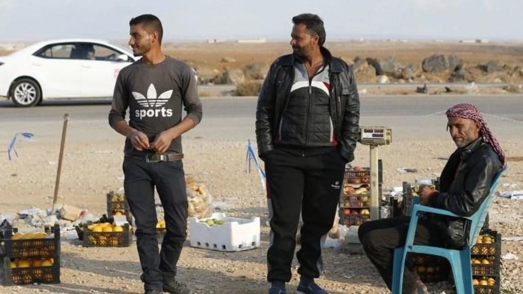 أردنيون يزورون سوريا بعد انقطاع لشراء