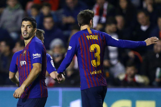 تلاسن وشتائم بين سواريز وبيكيه.. وميسي