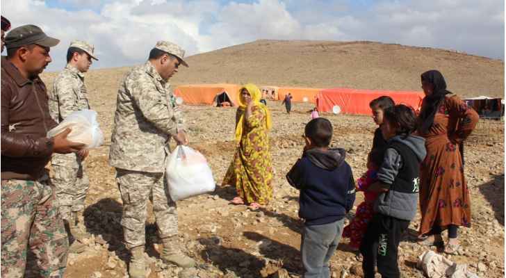 الجيش يوزع مساعدات للأسر المتضررة من