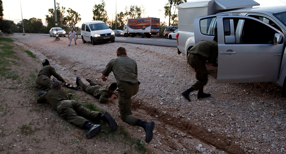 قذيفة فلسطينية تصيب إسرائيلي وتحرق حافلة