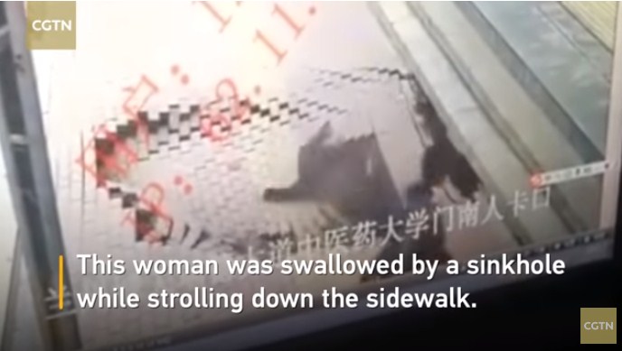 بالفيديو .. . مواطنة صينية تبتلعها