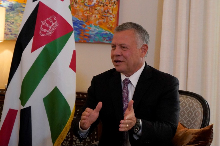 الملك يلتقي الوفد الإعلامي الأردني في