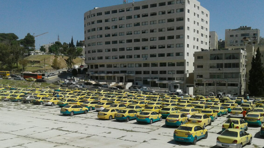 سائقو التاكسي الأصفر يعتصمون أمام مجلس