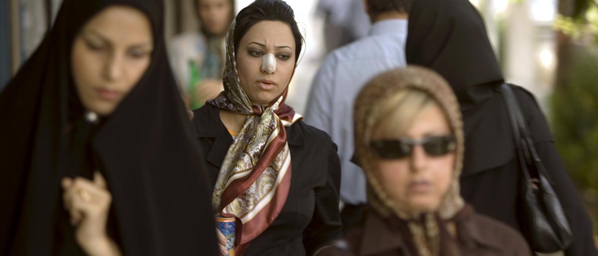 السجن والجلد لمن يجري عمليات تجميل