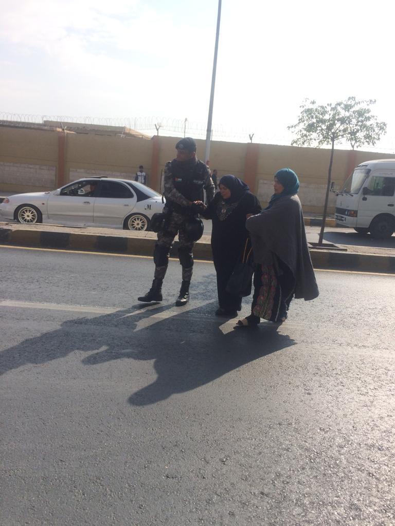 عندما يسند الدركي بساعده القوي الأم