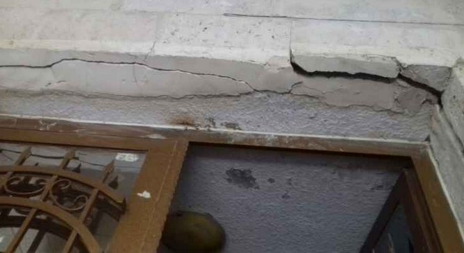 اخلاء عمارة سكنية لوجود تصدعات وتشققات