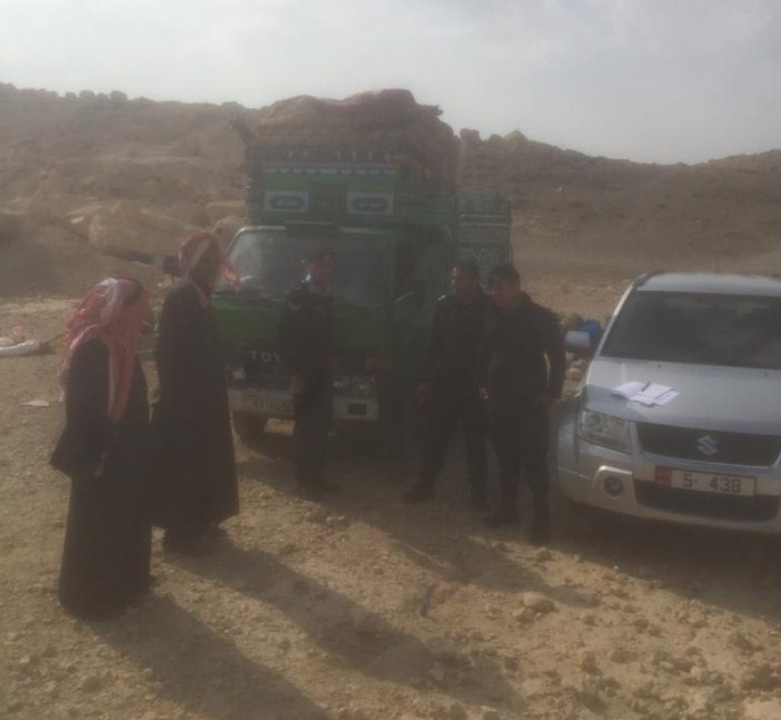 إخلاء عدد من المواطنين القاطنين في