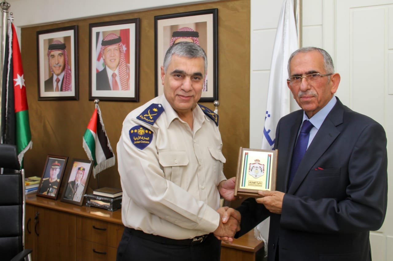 الجمارك تدرج «الصناعات الحديثة للأصباغ» بالقائمة