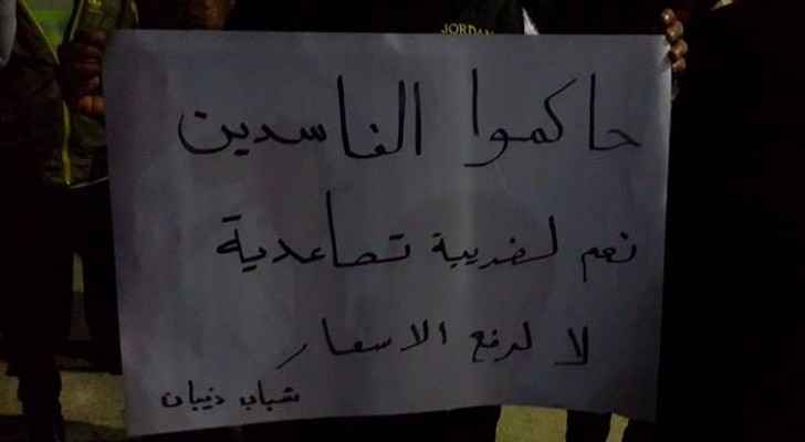 مسيرة ليلية في ذيبان تطالب برحيل