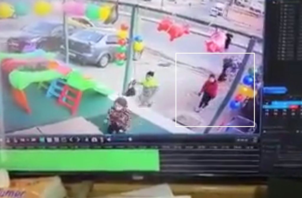 شاهدوا.. لحظة سقوط الطفلة داخل حفرة