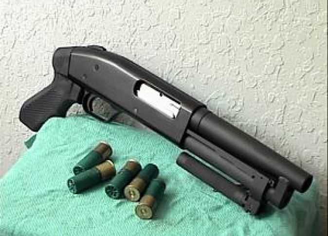 شخص يصيب آخر بطلقة خرطوش في