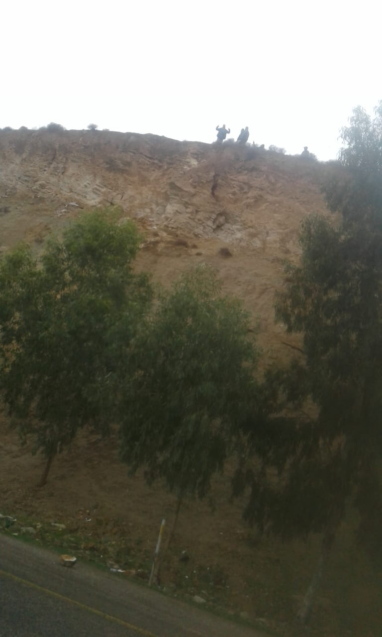 انهيارات ترابية وصخرية تتسبب بتحويل السير