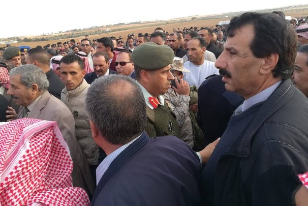 الالاف يشيعون جثمان الشهيد احمد الرواحنة