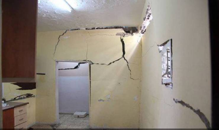 اخلاء منزل تعرض للتصدعات نتيجة مياه