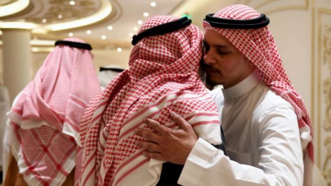 بالصور.. صلاح خاشقجي يقيم مجلس عزاء