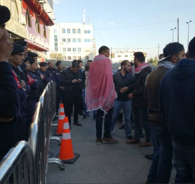 احتجاجات على فيلم «القصة القديمة» بشارع