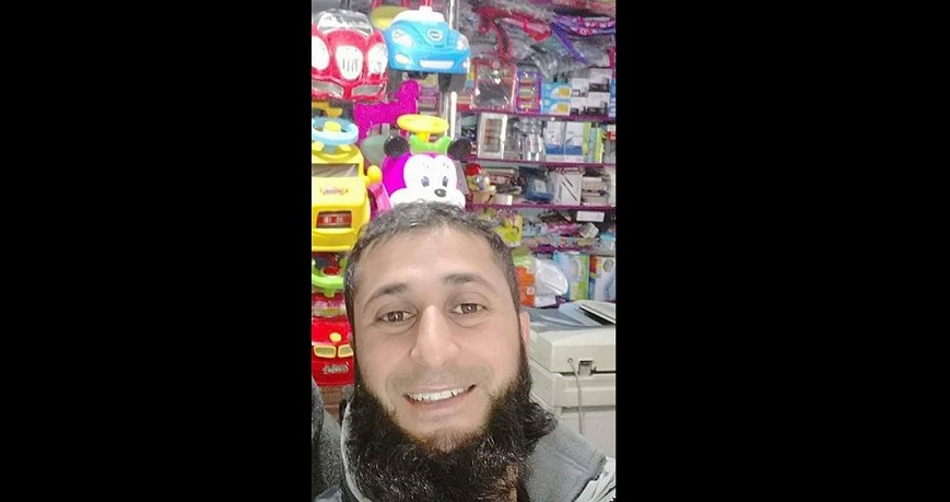 إعلامي سعودي يقدم هدية لأسيد اللوزي