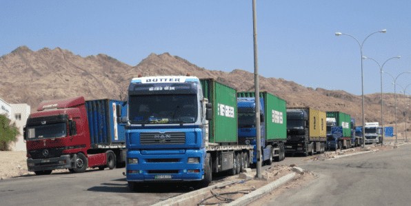 العراق تلغي شرط تجميع الشاحنات الأردنية