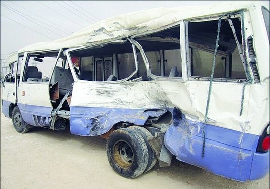 وفاة طالب وإصابة 7 بتصادم باص