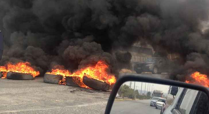 محتجون يغلقون طريق الرمثا الدولي