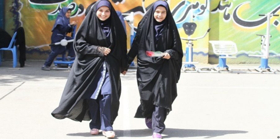 “الأحذية” تحرم 12 ألف طفل إيراني